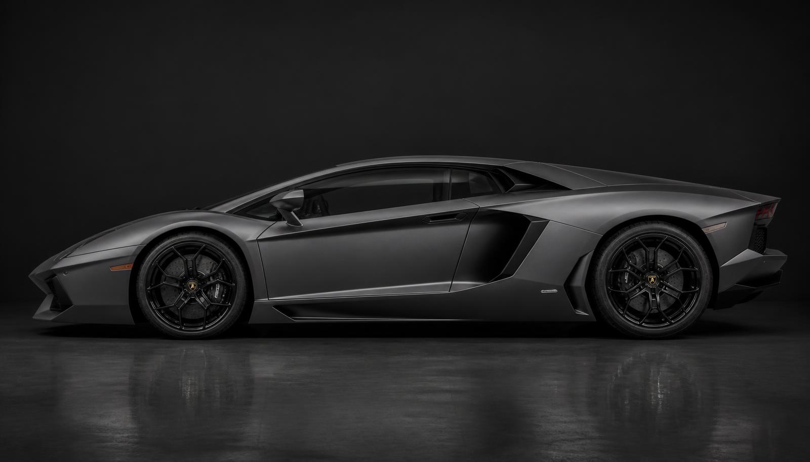 Lamborghini Aventador — left view